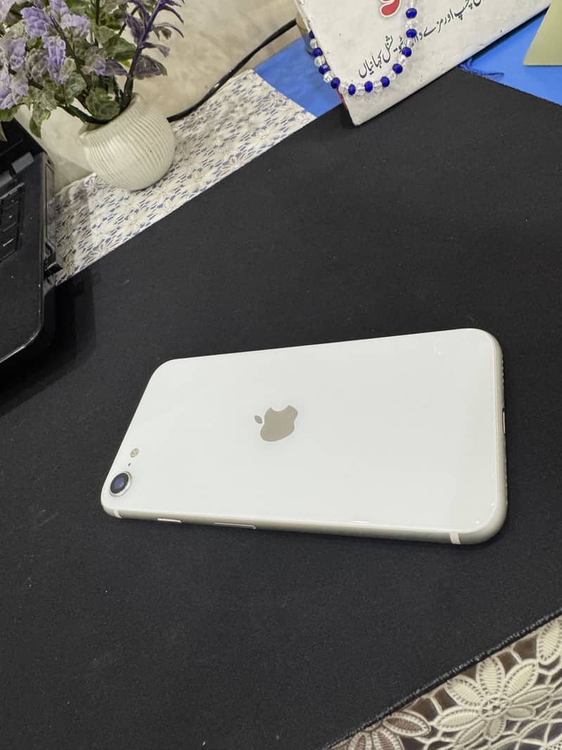 Apple iPhone SE 10