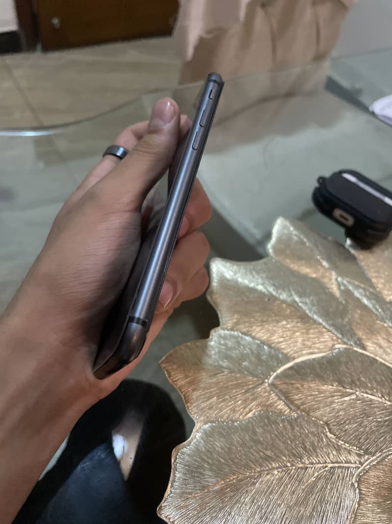 Apple iPhone 8 3