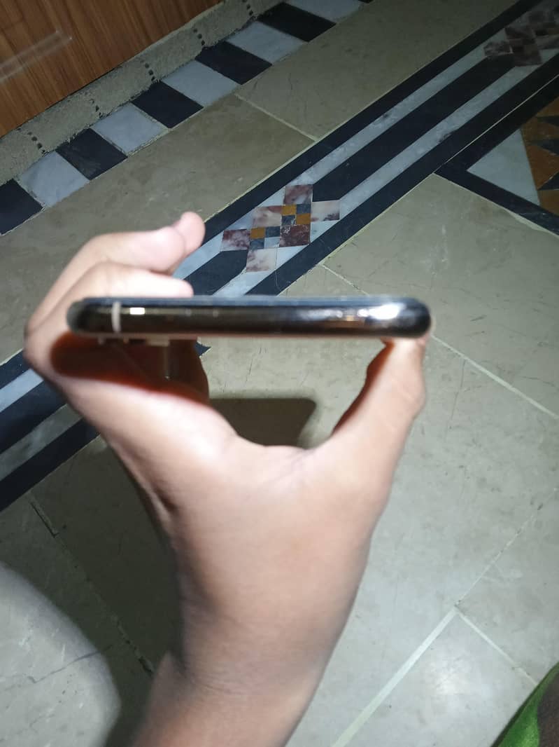 Apple iPhone XS Max 7