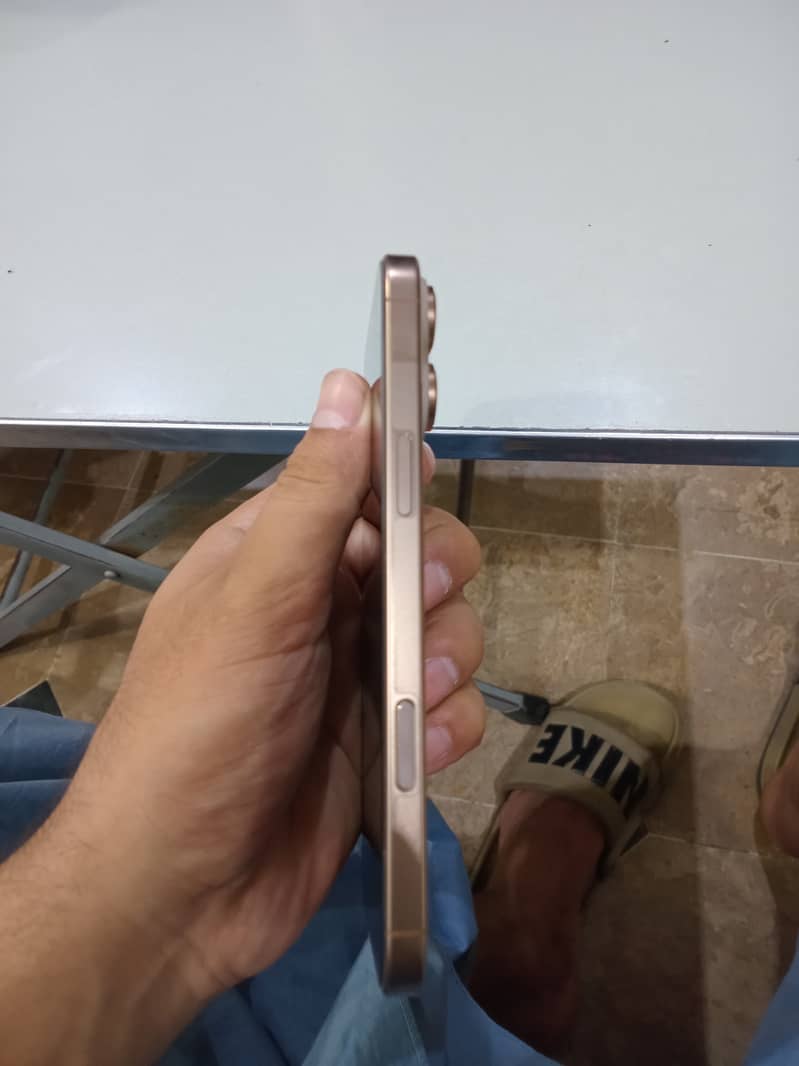 Apple iPhone 16 Pro Max 2