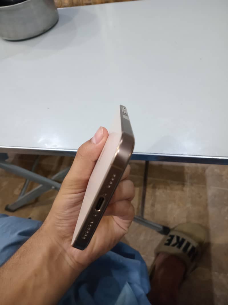 Apple iPhone 16 Pro Max 4