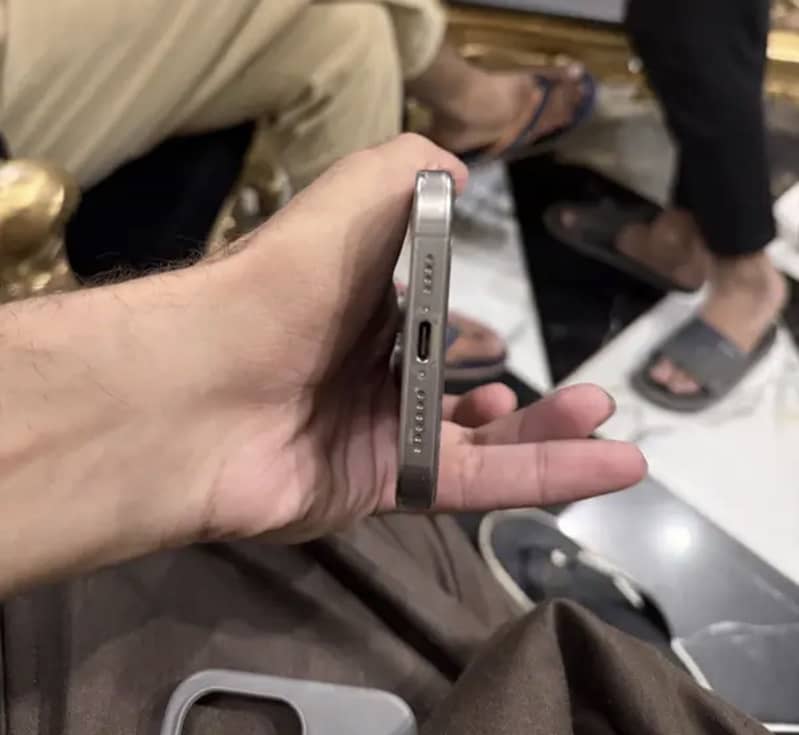 Apple iPhone 15 Pro Max 4