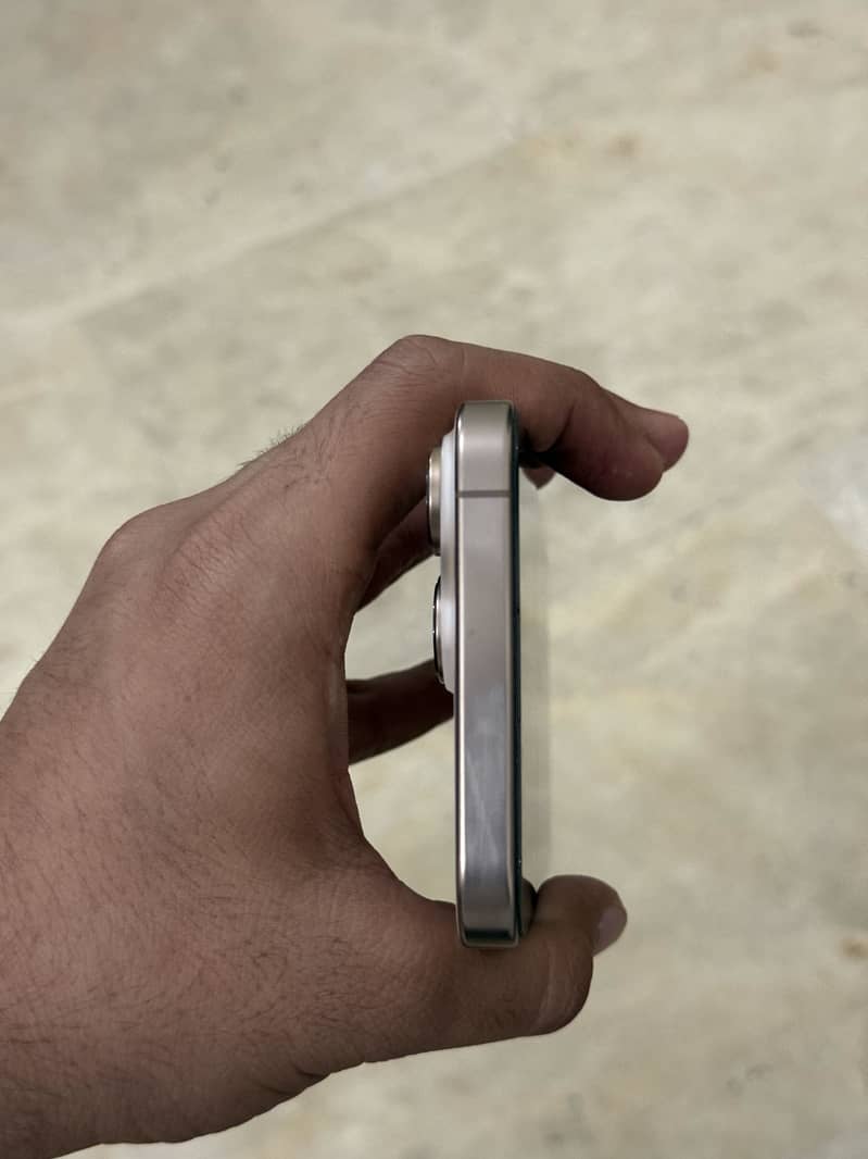 Apple iPhone 16 Pro Max 0