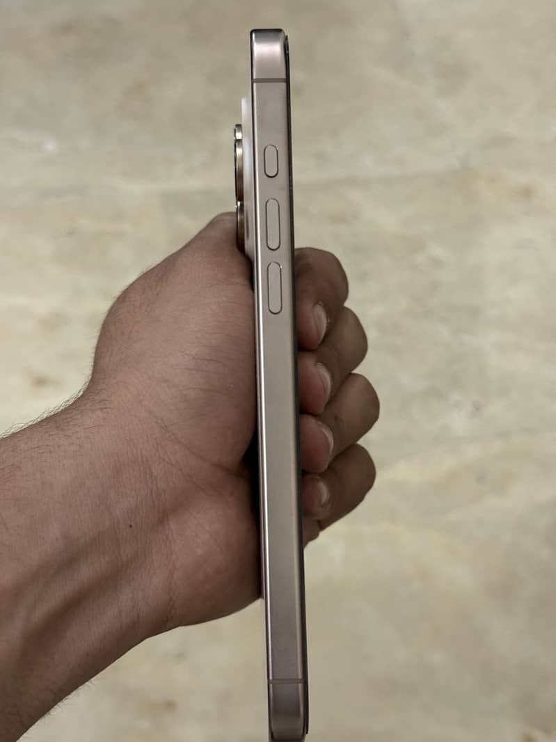 Apple iPhone 16 Pro Max 1