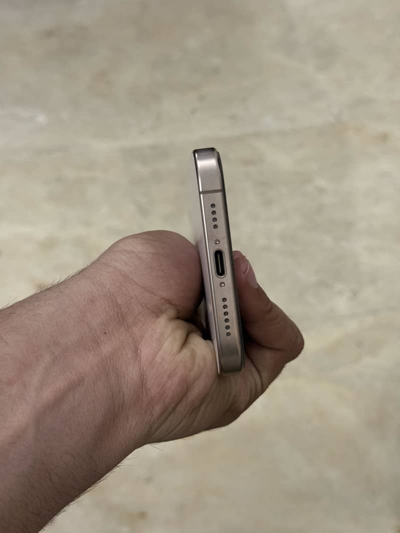 Apple iPhone 16 Pro Max 4