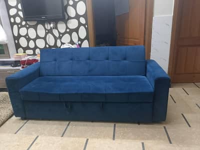 sofa cumbed in king size it has three steps