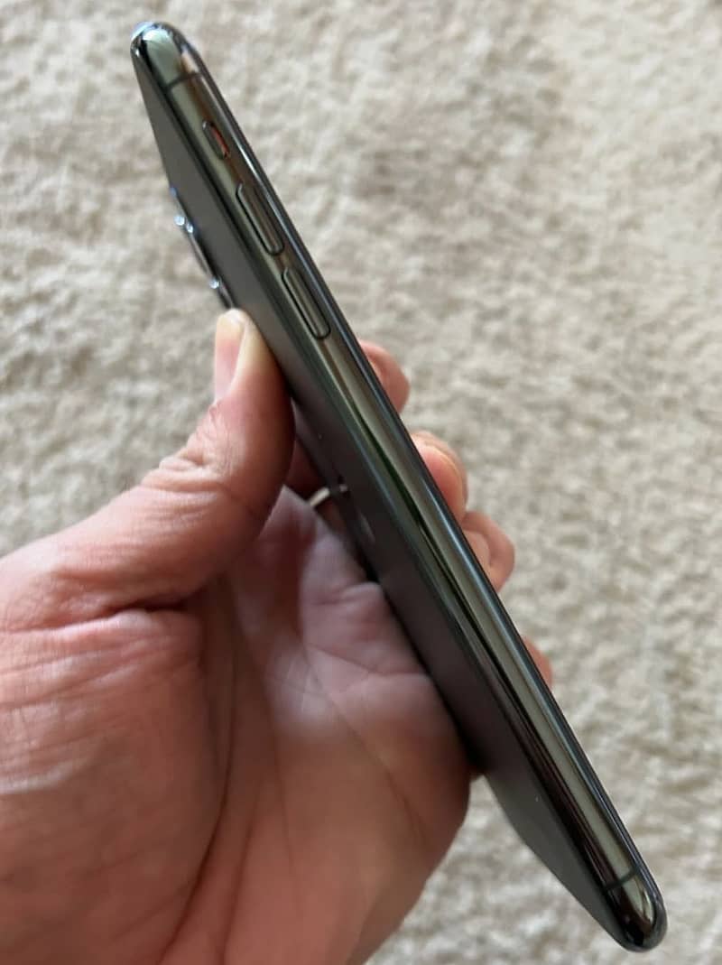 Apple iPhone 11 Pro Max 4
