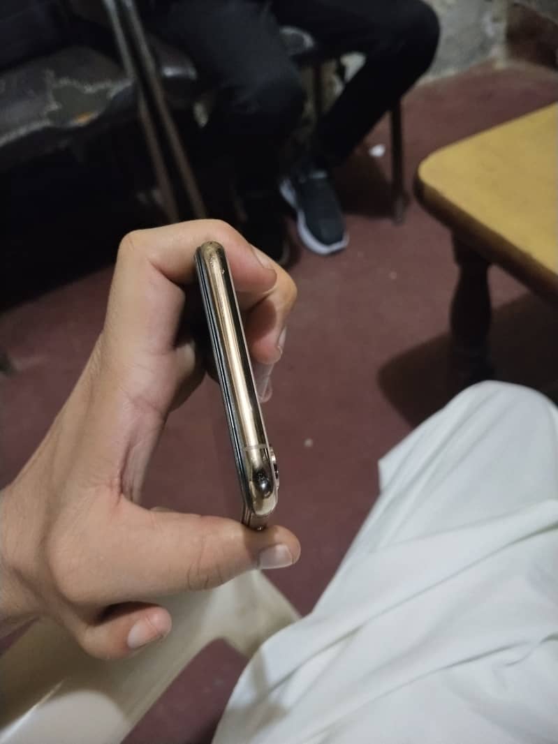 Apple iPhone XS Max 4