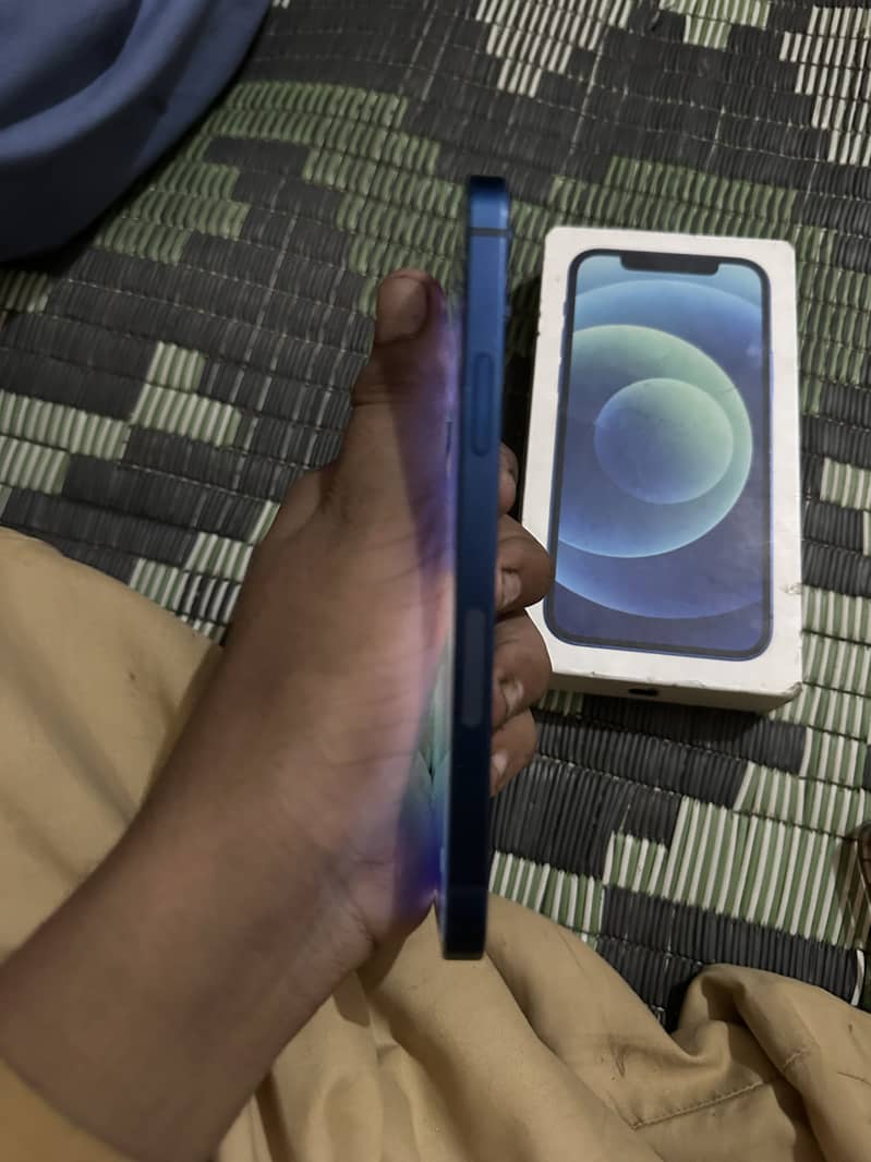 Apple iPhone 12 4