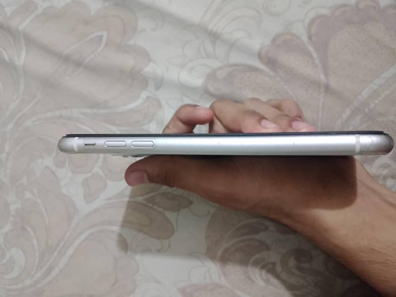 Apple iPhone 11 3