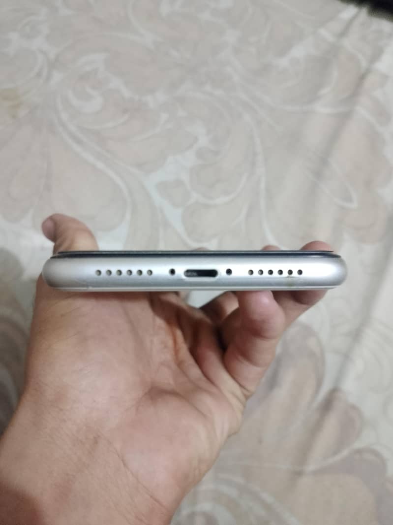 Apple iPhone 11 4