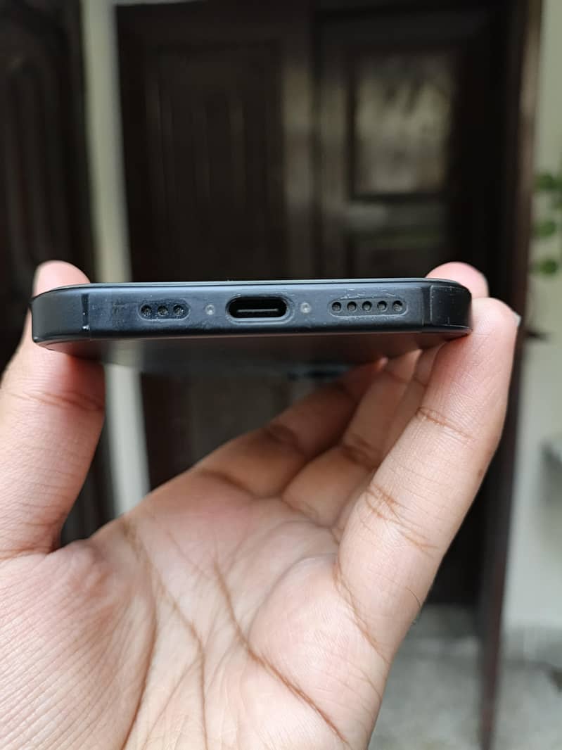 Apple iPhone 16 JV 1