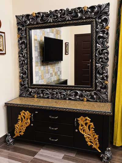 Used dressing table for sale. Looks like brand new