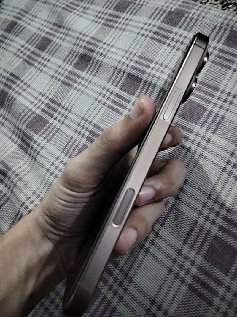 Apple iPhone 16 Pro Max 1