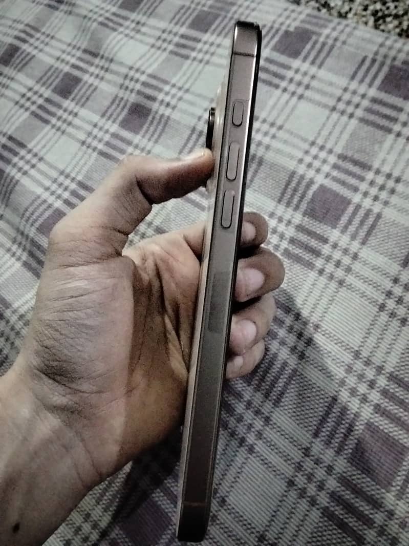 Apple iPhone 16 Pro Max 2