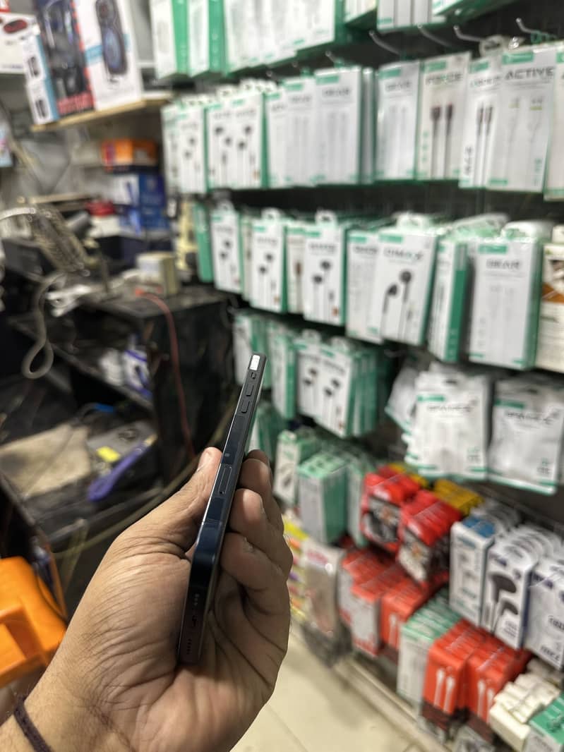 Apple iPhone 13 2