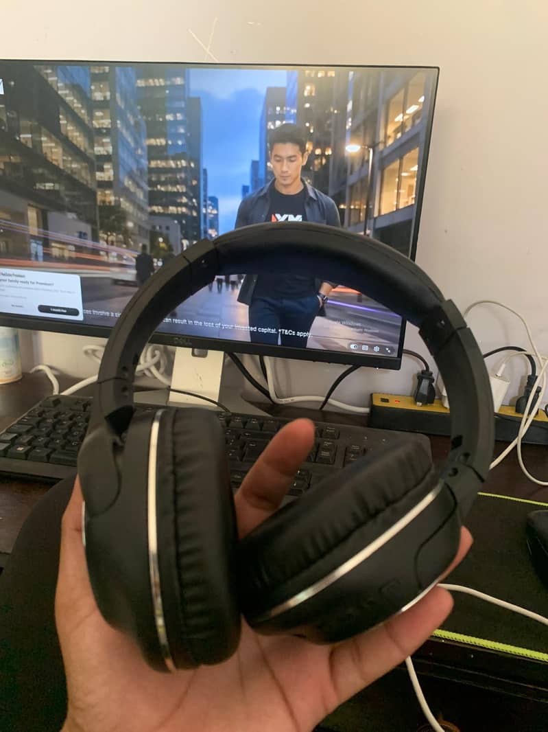 HEADPHONES 3