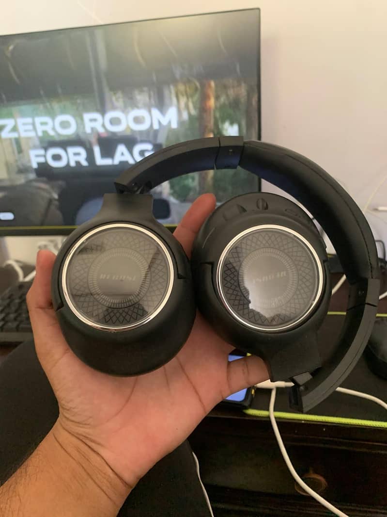 HEADPHONES 4