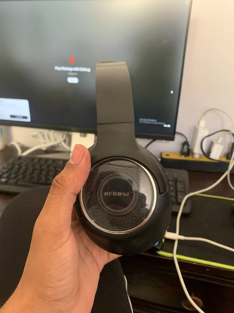 HEADPHONES 5