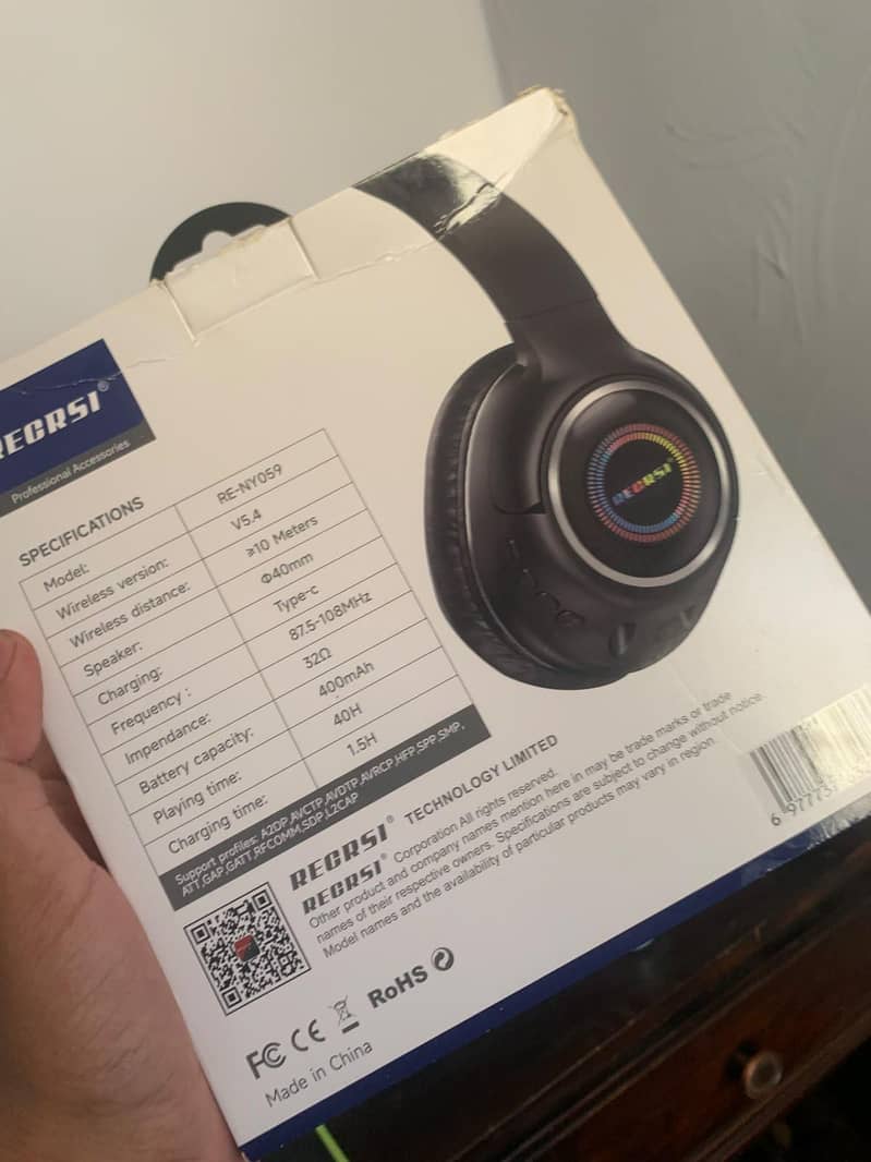 HEADPHONES 6