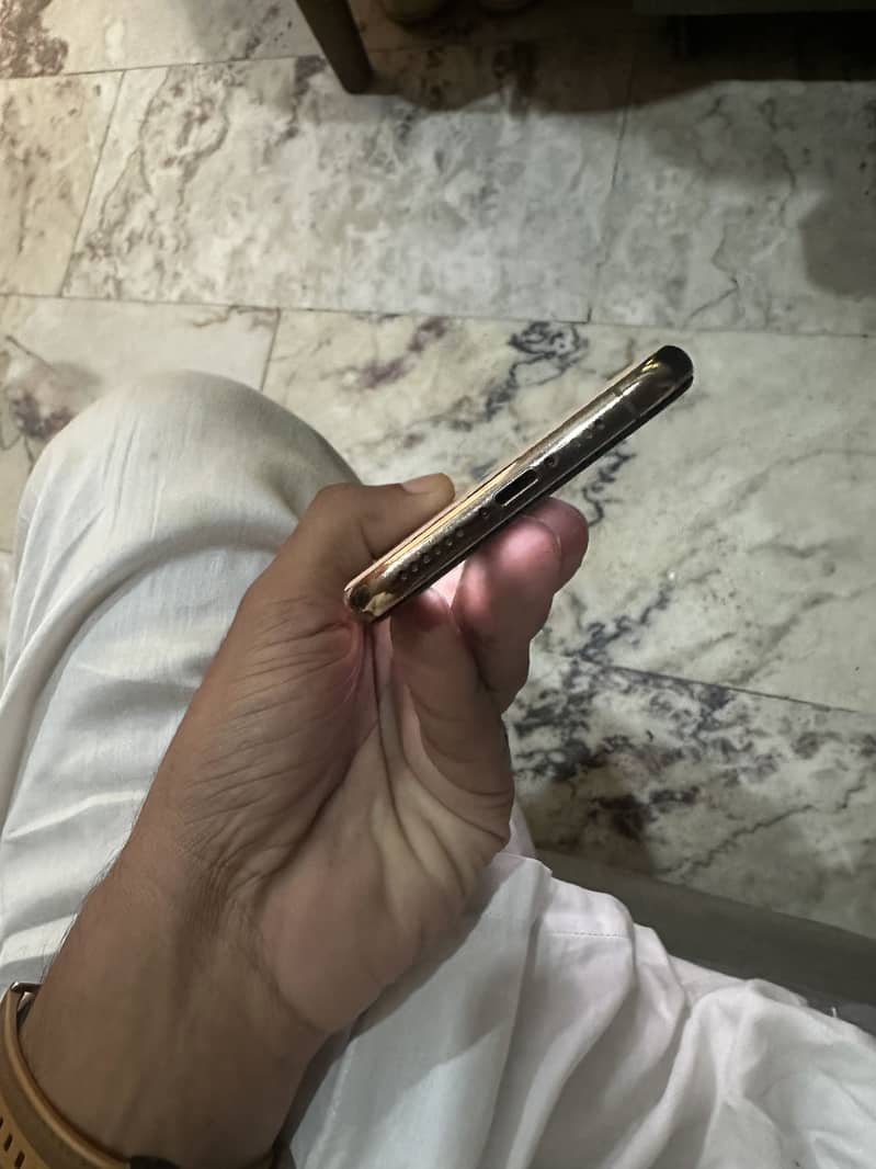 Apple iPhone 11 Pro 4