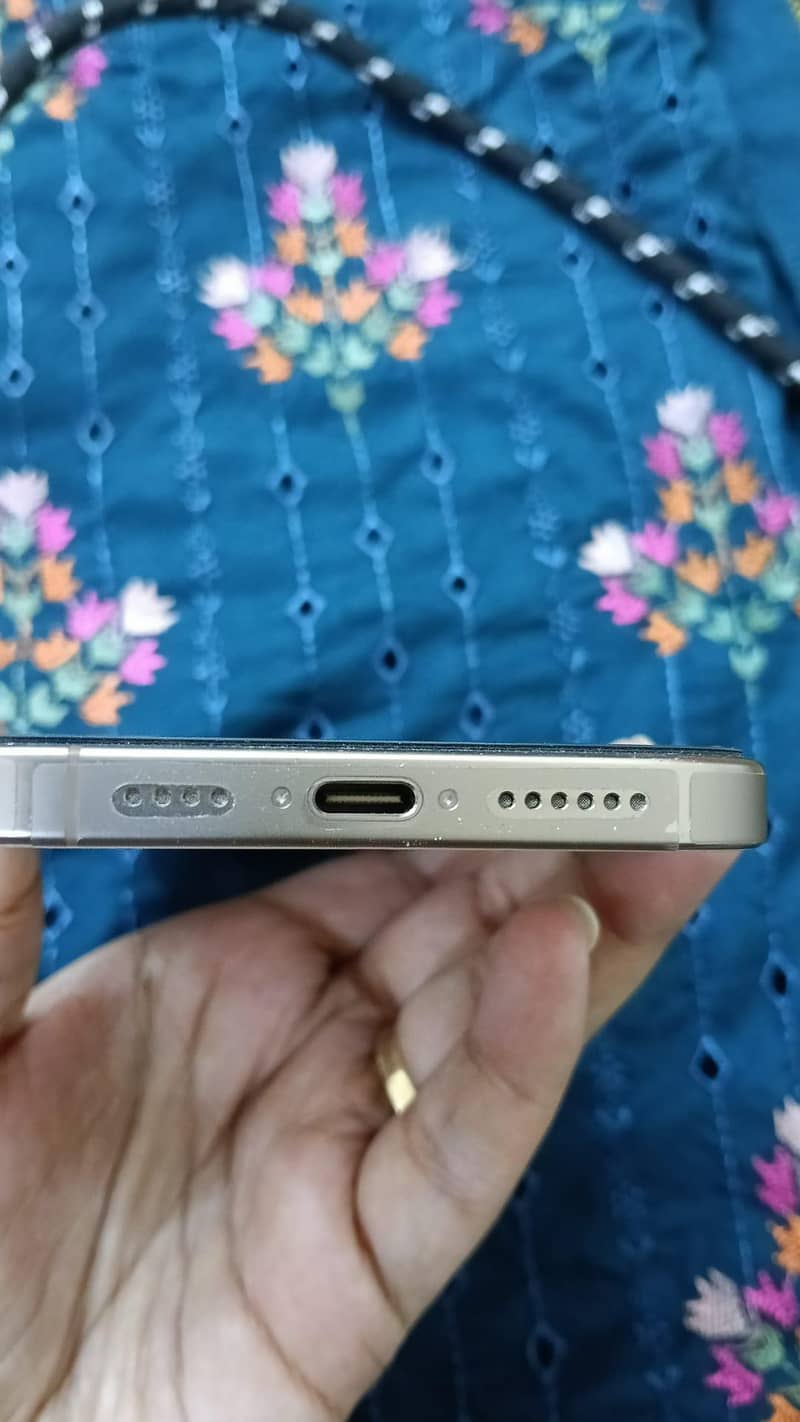 Apple iPhone 16 Pro Max 4