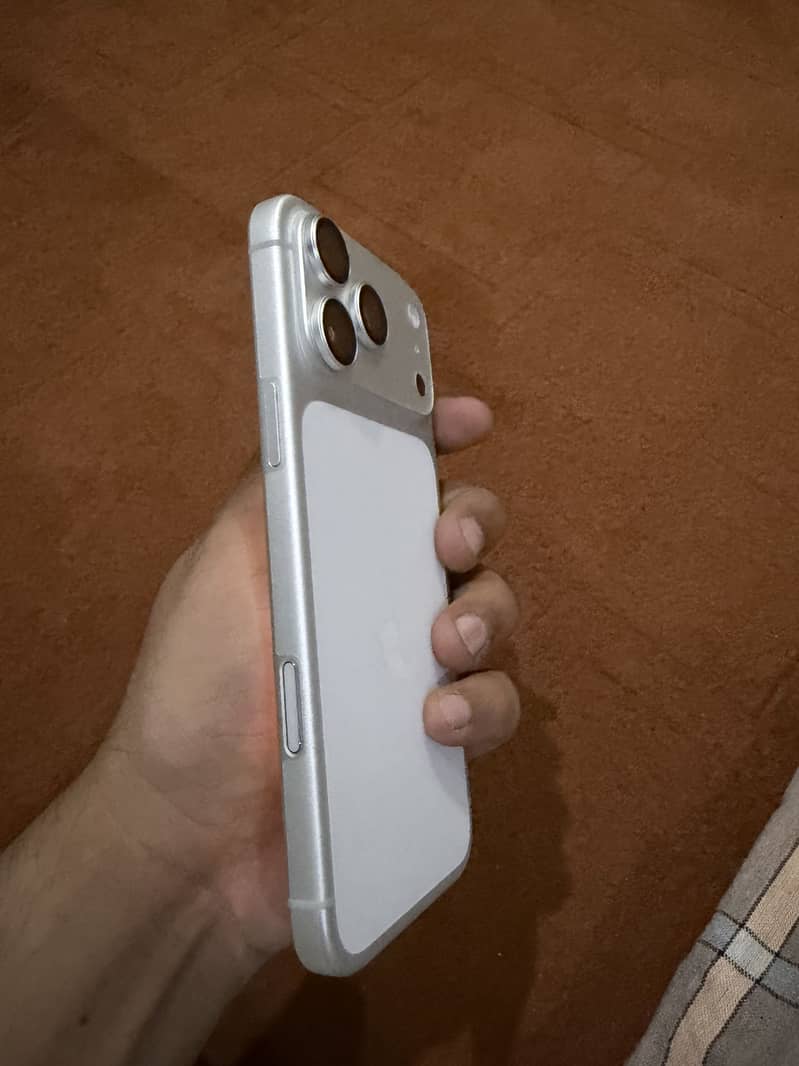 Apple iPhone 17 Pro Max 1