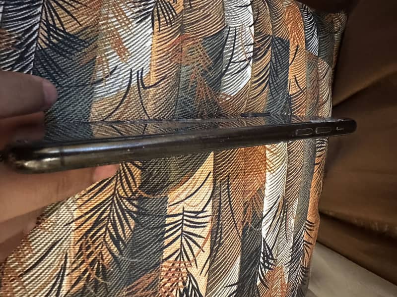 Apple iPhone XS Max 4