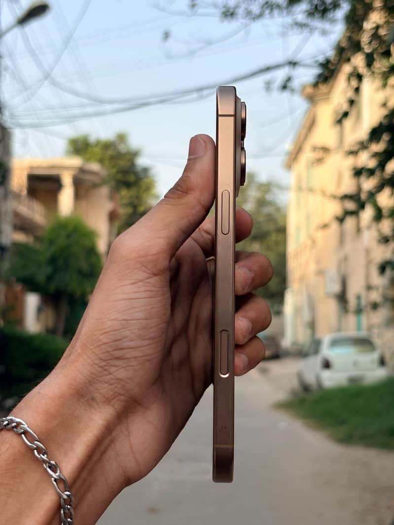Apple iPhone 16 Pro Max 5