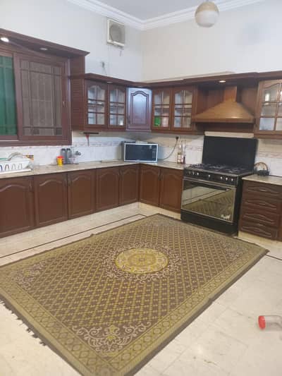 Gulshan 60 Feet Road West Open 400 Sqyd Well Maintained Bungalow