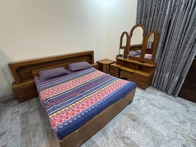 BED/ side table's/ dressing table/ side corner