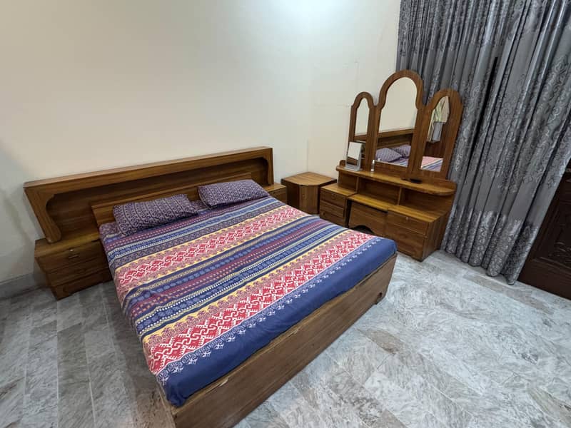 BED/ side table's/ dressing table/ side corner 0