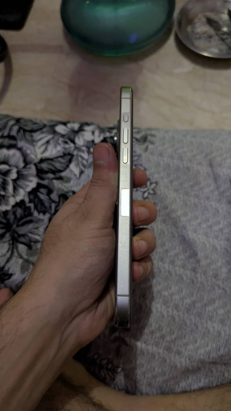 Apple iPhone 15 Pro Max 4