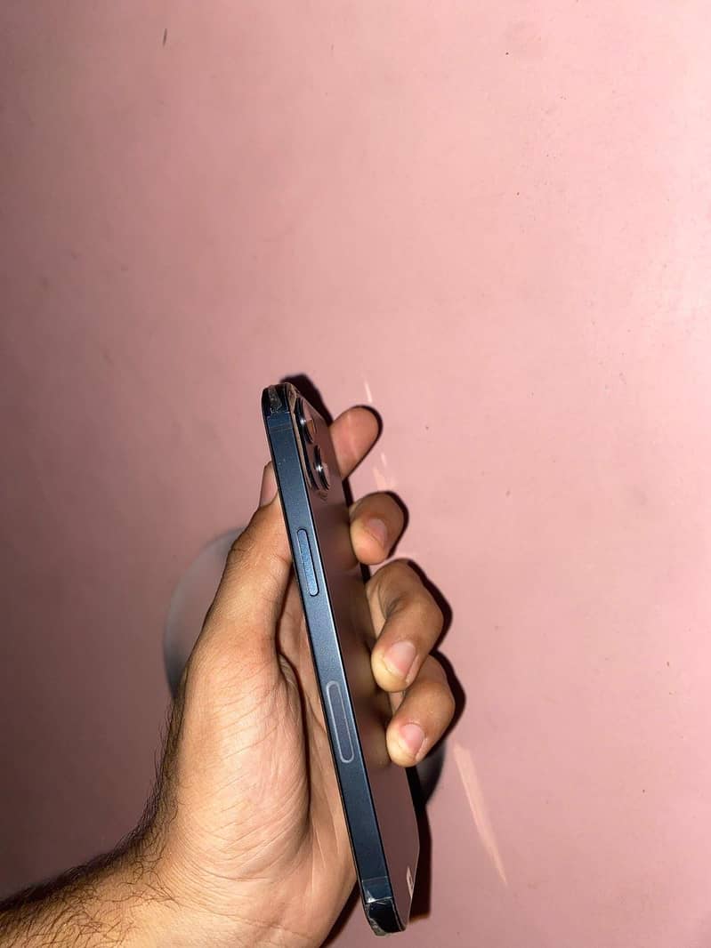Apple iPhone 13 8