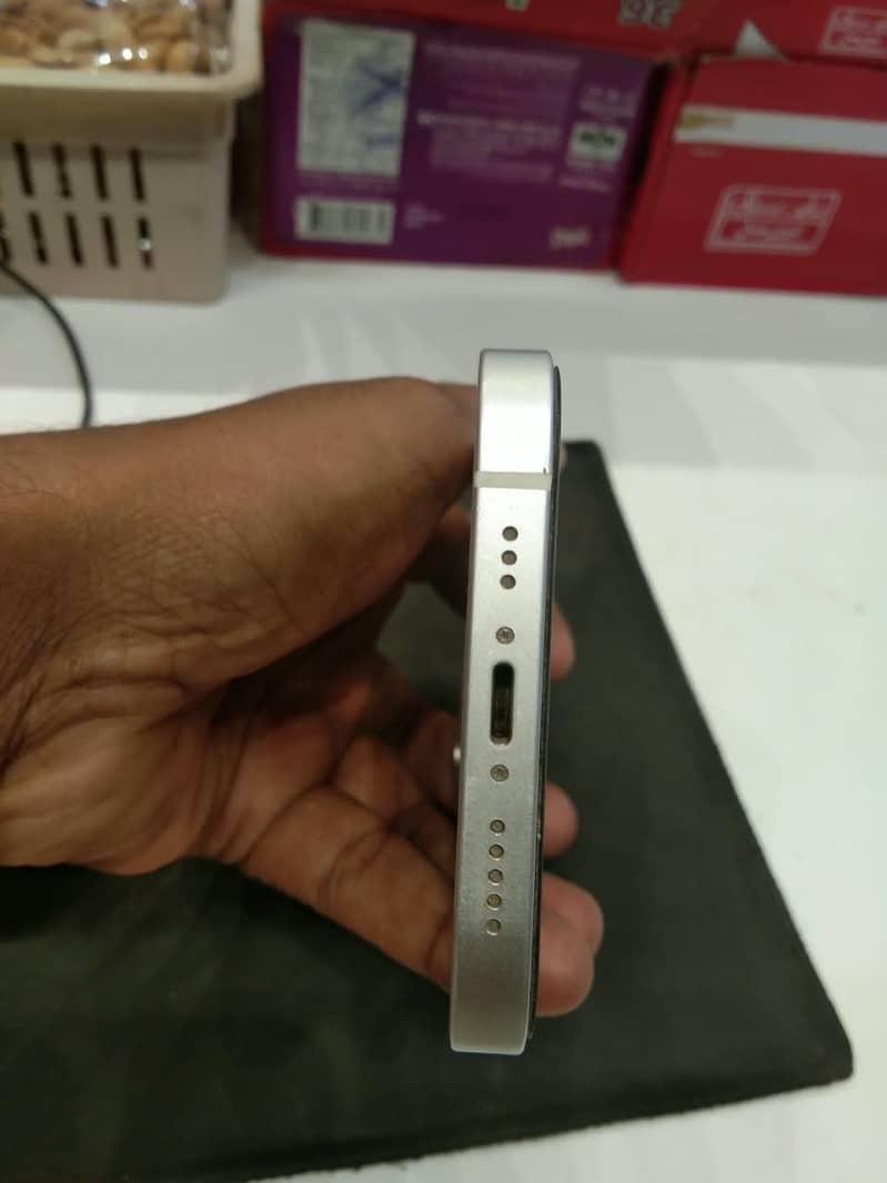 Apple iPhone 12 4