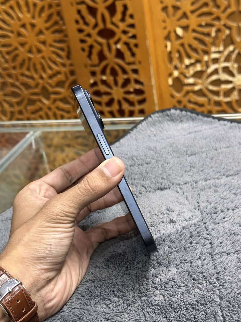Apple iPhone 15 Pro 3