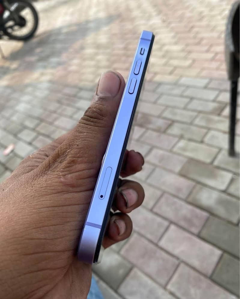 Apple iPhone 12 4