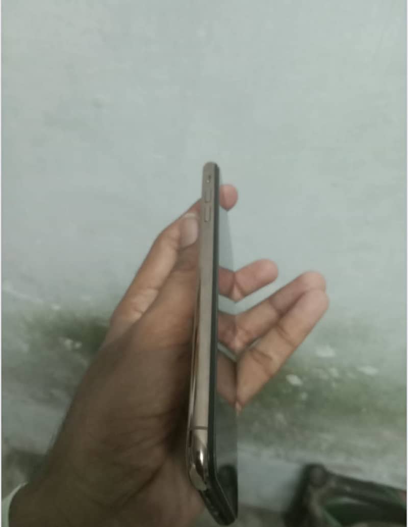 Apple iPhone XS Max 4