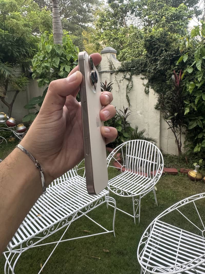 Apple iPhone 16 Pro Max 2
