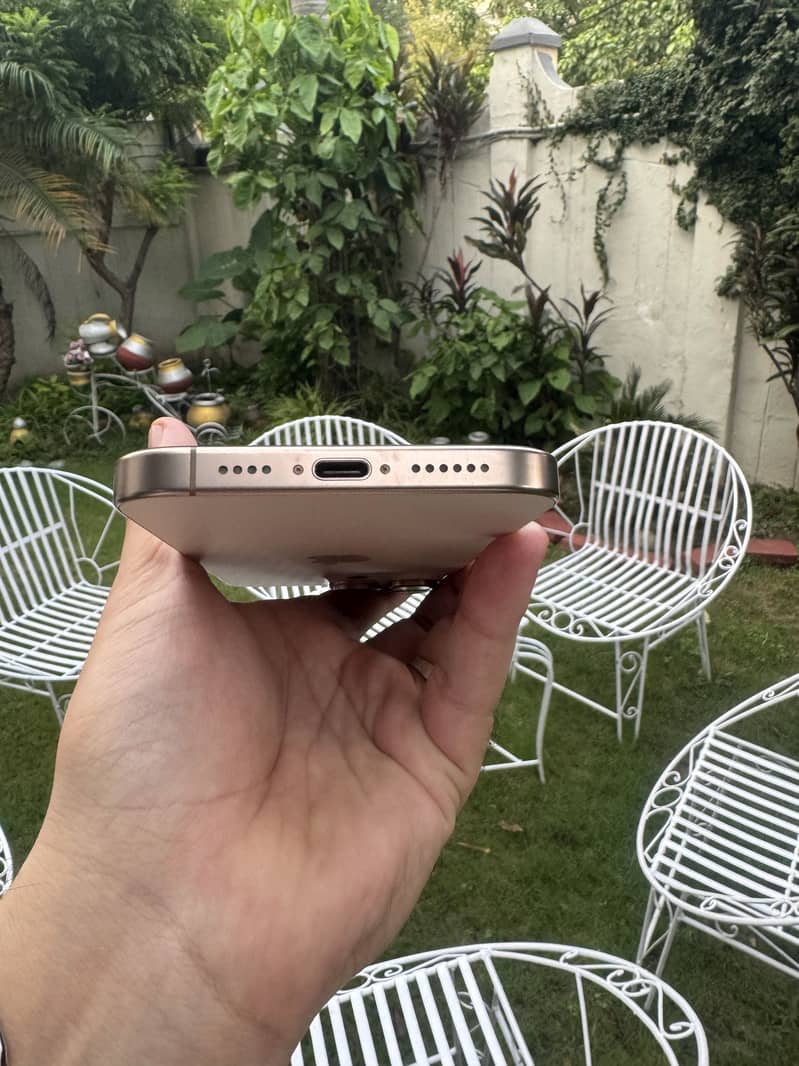 Apple iPhone 16 Pro Max 4