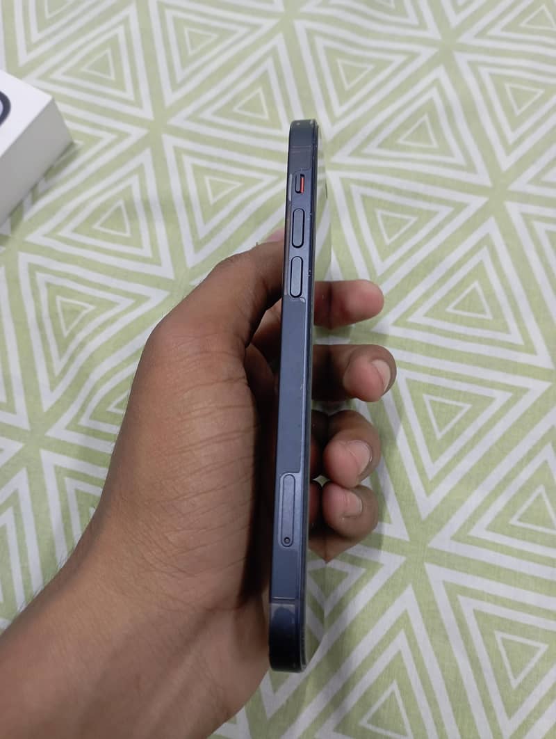 Apple iPhone 12 4