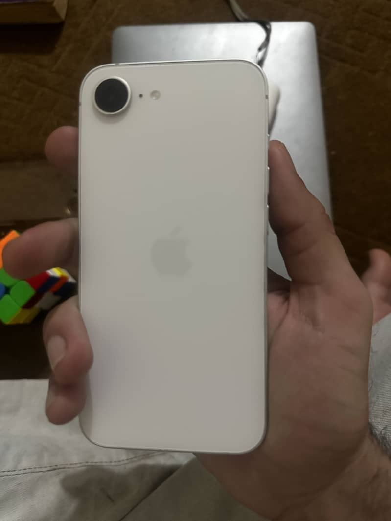 Apple iPhone 16e 0