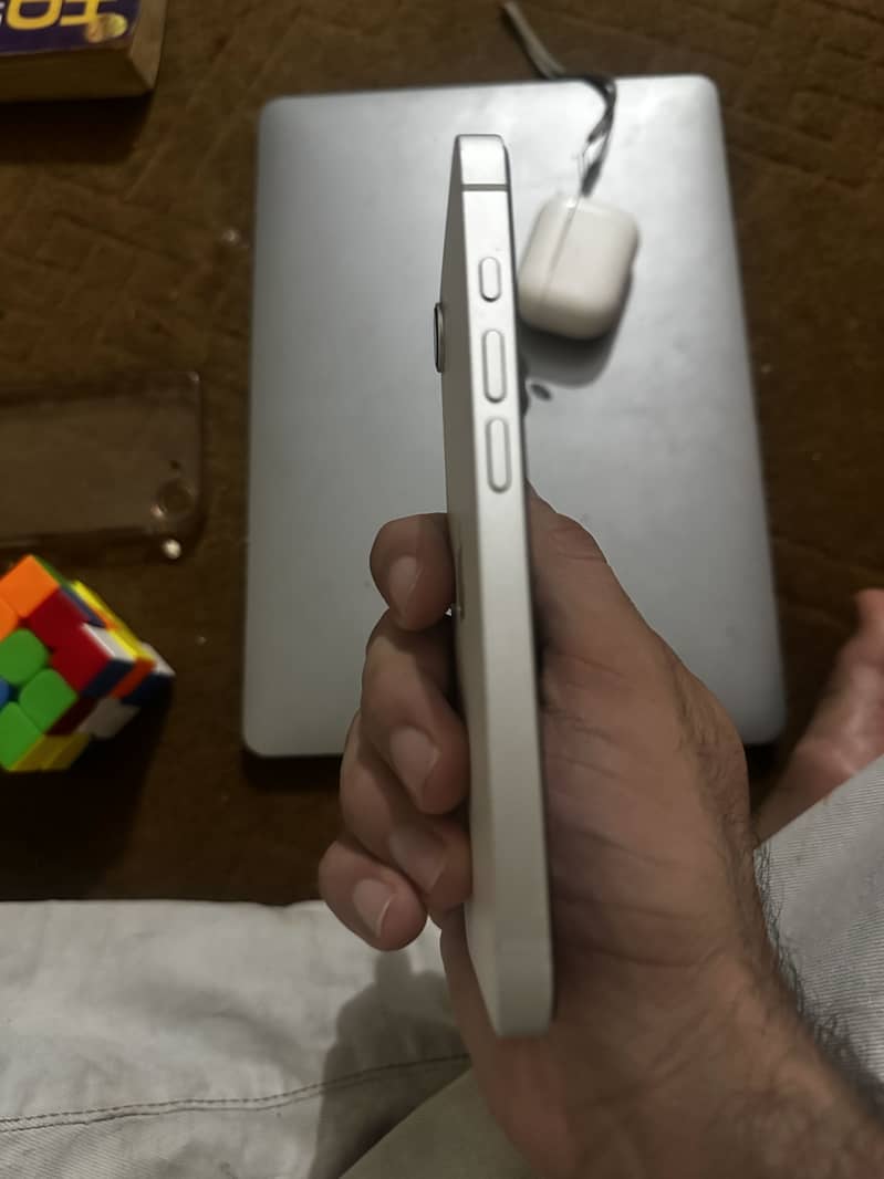 Apple iPhone 16e 1