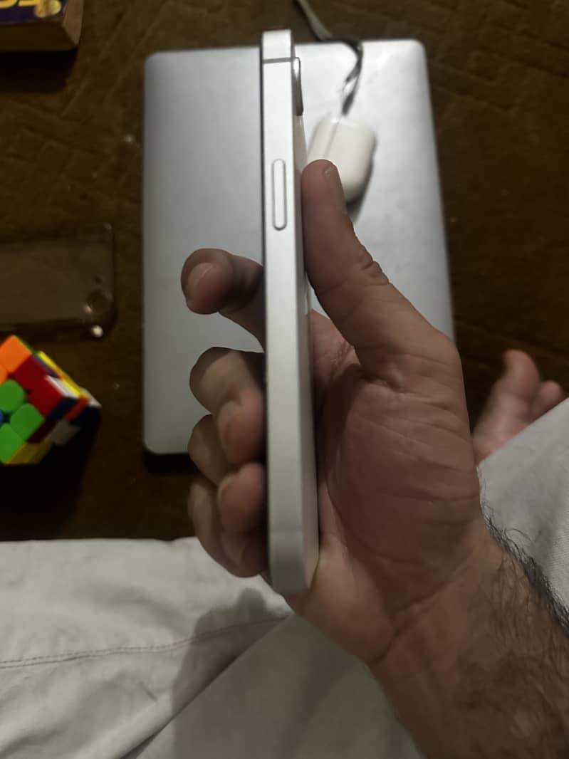 Apple iPhone 16e 2