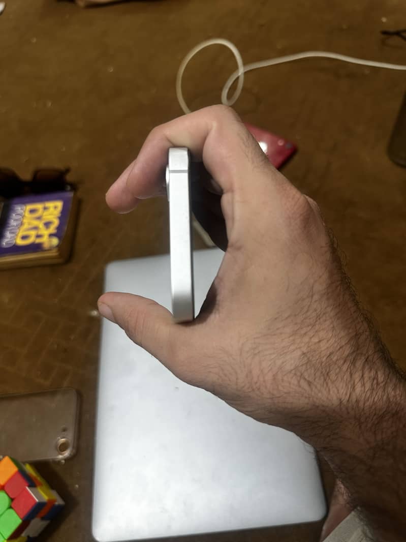 Apple iPhone 16e 3