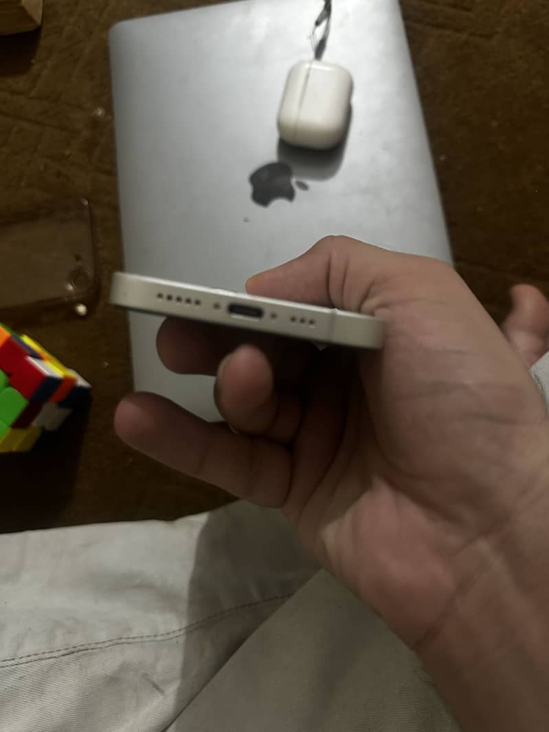 Apple iPhone 16e 4