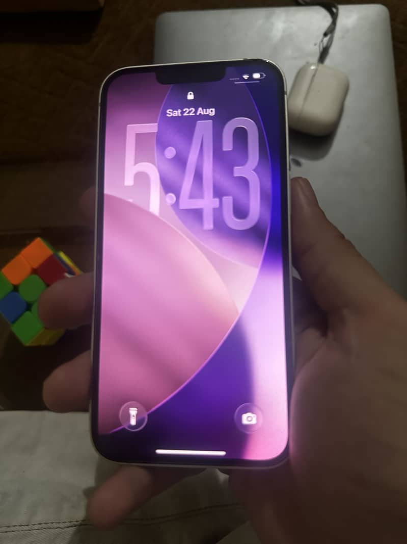 Apple iPhone 16e 5