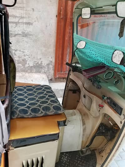 Siwa riksha ha used me 2 tire new ha  posish ka kam krwaya ha