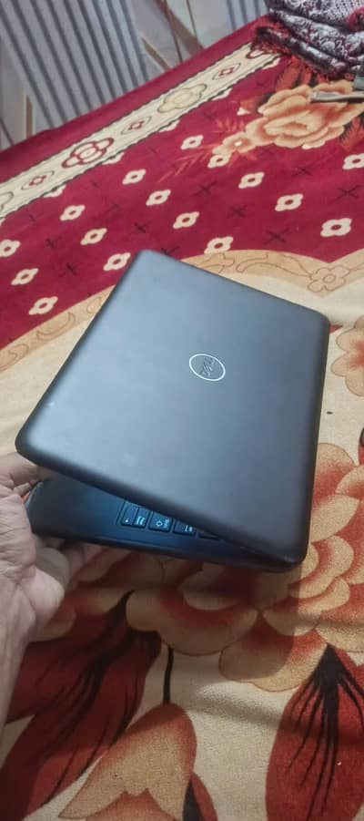 Dell,8Gb ram,32Gb SSD,2Gb intel graphics,webcam,5hours battery time
