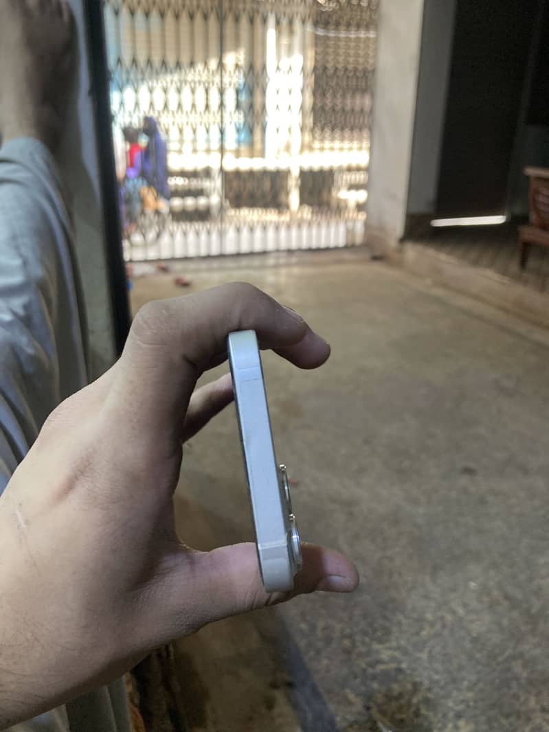 Apple iPhone 13 2